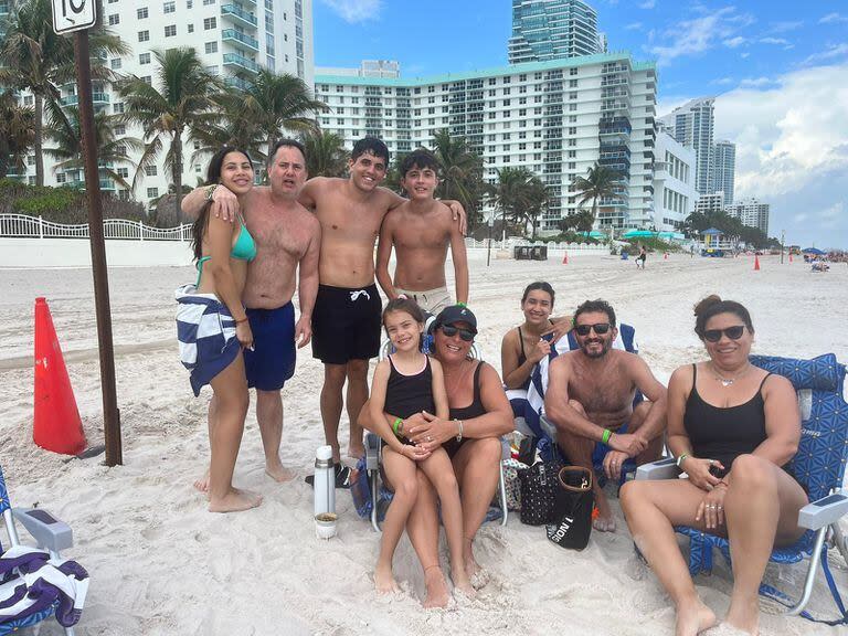 La familia Mastronardi se adelantó a la compra de pasajes para no resignar sus vacaciones en Miami, donde descansan con amigos