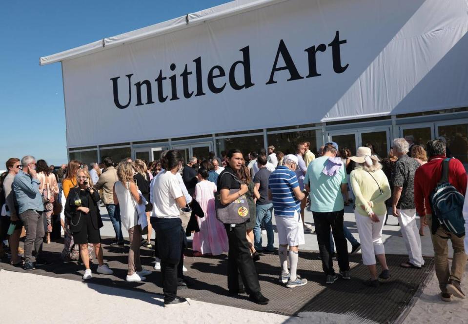 Asistentes hacen fila para ingresar a la carpa de la feria Untitled Art en la arena de South Beach el 29 de noviembre cuando comenzó la Miami Art Week por primera vez desde 2019 después de una pausa provocada por la pandemia de COVID-19.