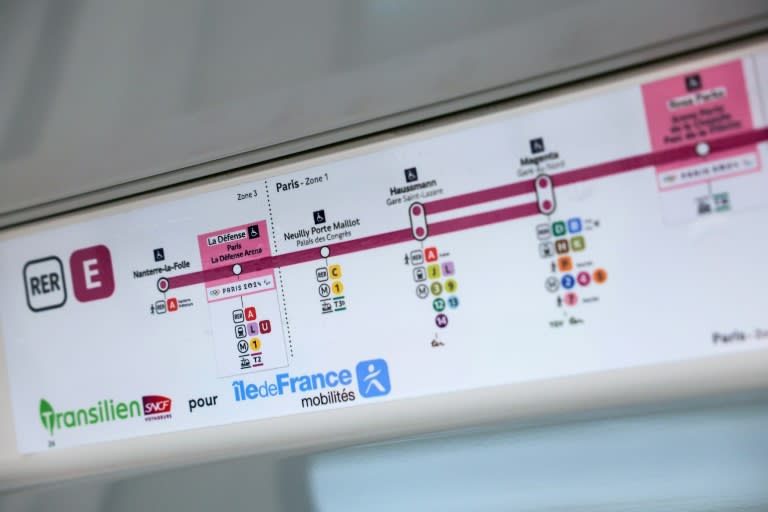 Pour le moment, les trains du RER E ne circulent qu'en heure creuse, entre 10h00 et 16h00, au rythme d'un train tous les quarts d'heure (Thomas SAMSON)