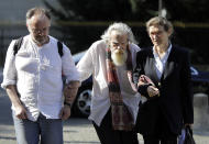 En esta foto del 12 de agosto del 2019, el actor francés Michael Lonsdale, en el centro, llega al funeral del director francés Jean Pierre Mocky en París. Lonsdale murió el lunes 21 de septiembre del 2020 en su casa en París. Tenía 89 años. (AP Foto/Lewis Joly, Archivo)