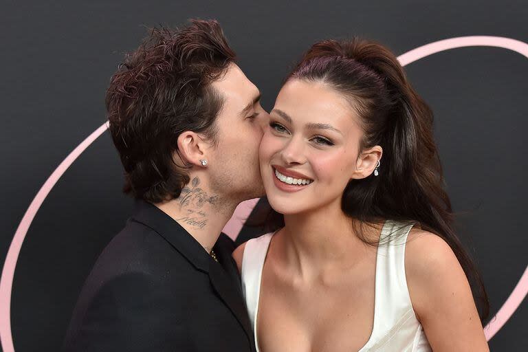 Brooklyn Beckham besa a su esposa en la premiere del film que Peltz escribió, dirigió y protagoniza