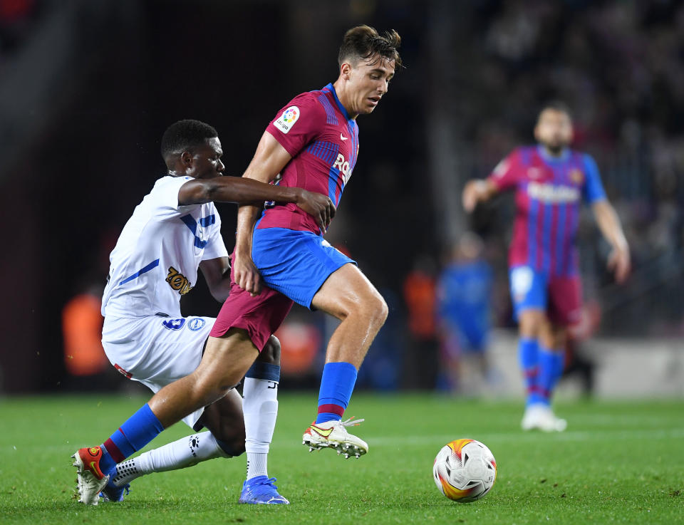 BARCELONA, SPAIN - OCTOBER 30: Nico Gonzalez of FC Barcelona battles for possession with Mamadou Loum of Deportivo Alaves during the LaLiga Santander match between FC Barcelona and Deportivo Alaves at Camp Nou on October 30, 2021 in Barcelona, Spain. (Photo by Alex Caparros/Getty Images)