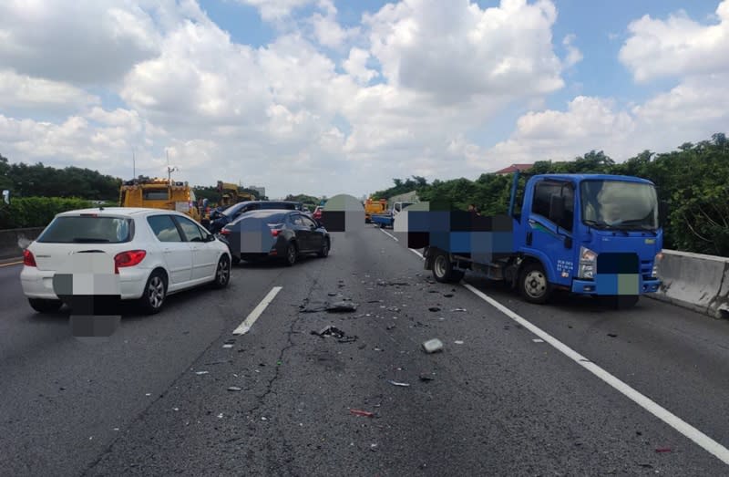 國道1號南下169.5公里、豐原路段，發生6車連環撞，警方到場排除事故現場，釐清肇事原因。（中央社／民眾提供）