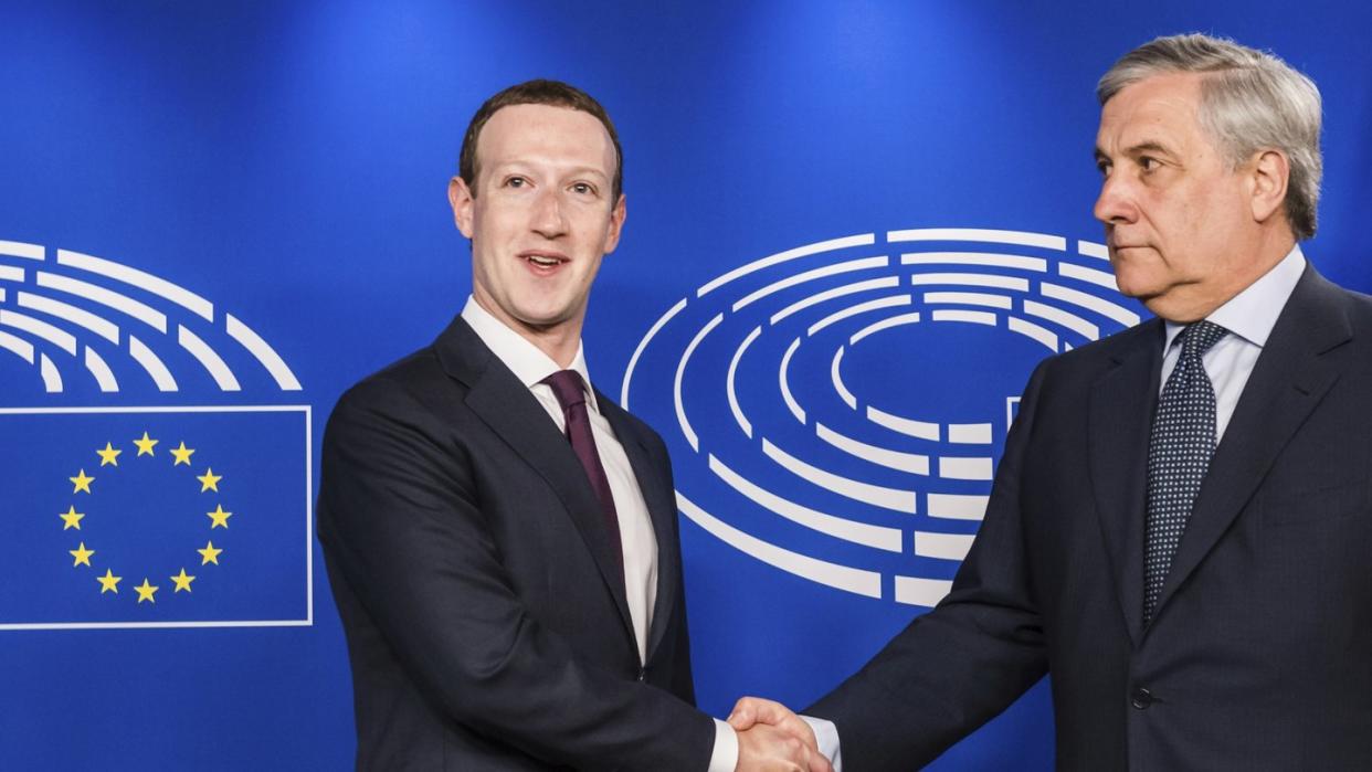 EU-Parlamentspräsident Antonio Tajani (r) begrüßt Facebook-Chef Mark Zuckerberg im Europaparlament. Foto. Geert Vanden Wijngaert/AP