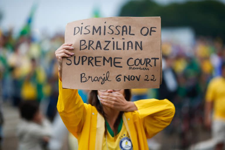 Simpatizantes del presidente brasileño Jair Bolsonaro participan en una manifestación contra los resultados de la segunda vuelta electoral, frente a la sede del Ejército en Brasilia, el 15 de noviembre de 2022.