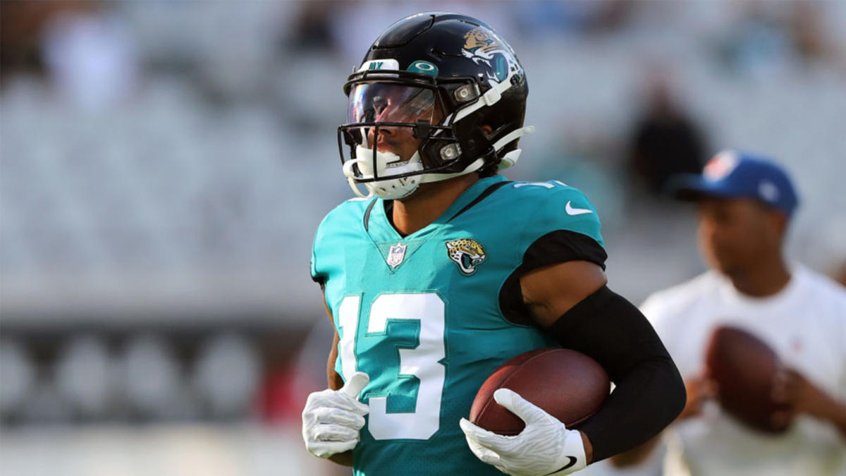 January 7, 2023: Jacksonville Jaguars wide receiver Christian Kirk (13)  catches the ball for a 1st down during a game against the Tennessee Titans  in Jacksonville, FL. Romeo T Guzman/CSM/Sipa USA.(Credit Image: ©