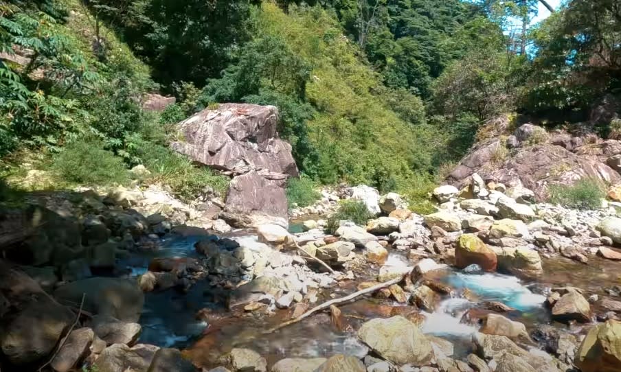 跑山獸判斷粘男可能向下尋找水源，因此沿著溪流搜索。（圖／翻攝自Beast Runners 跑山獸 YouTube）