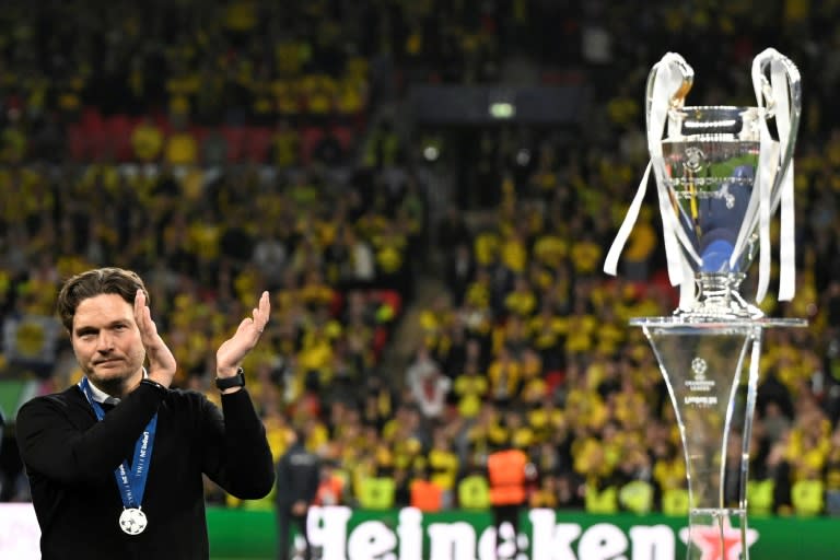 El técnico alemán del Dortmund, Edin Terzic, aplaude con su medalla de plata durante la cereminia de entrega de trofeo tas la final de la Champions entre Dortmun y Real Madrid, en Wembley, Londres, el 1 de junio de 2024 (INA FASSBENDER)