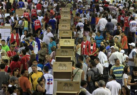 Voters wait in the area to cast their vote at a polling station during the presidential elections, in San Salvador February 2, 2014. REUTERS/Ulises Rodriguez