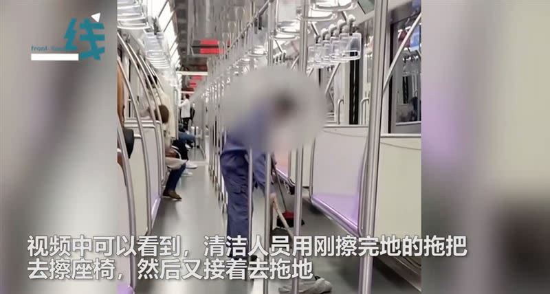 上海地鐵清潔消毒過程惹議。（圖／翻攝自燃新聞微博）