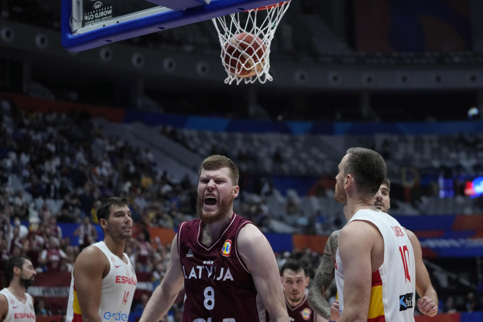 El delantero letón Davis Bertans reacciona tras anotar en el encuentro de segunda ronda de la Copa Mundial de baloncesto ante España el viernes 1 de septiembre del 2023. (AP Foto/Achmad Ibrahim)