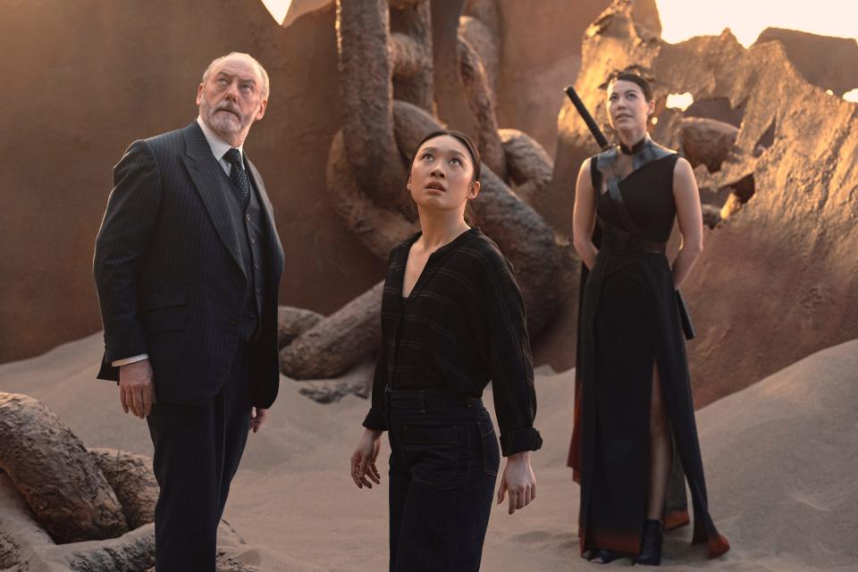 Liam Cunningham as Wade, Jess Hong as Jin Cheng, Sea Shimooka as the Sophon in "3 Body Problem."