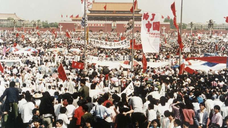 1989年5月17日，中國北京天安門廣場上成千上萬名民主示威者。（美聯社）