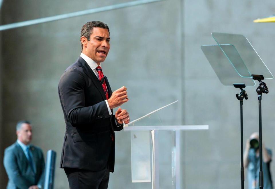 El alcalde de Miami, Francis Suárez, da su primer discurso como candidato a la nominación presidencial republicana de 2024 en la Biblioteca Presidencial Ronald Reagan, en Simi Valley, California, el jueves 15 de junio de 2023.