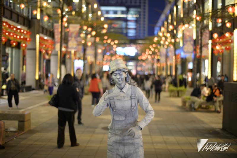 2017-06-12-位於信義商圈表演行動雕像的街頭藝人-dabing626@flickr-CC BY 2.0