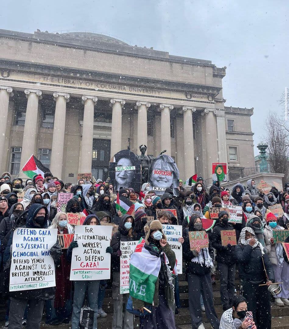 Estudiantes de Columbia se reúnen frente a la biblioteca de la universidad en la nieve para 
