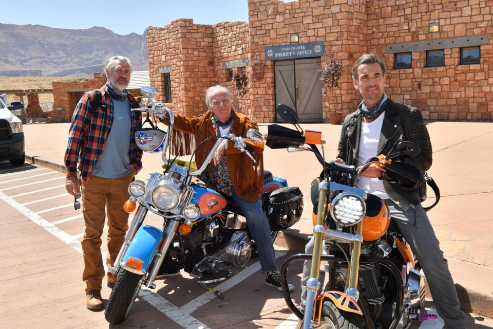 Gemeinsam mit Stefan Fieringer (Wolfgang Fierek, Mitte) starten Max Parger (Florian Silbereisen, rechts) und Martin Grimm (Daniel Morgenroth) ihre Tour durch Utahs Nationalpark. (Bild: ZDF / Dirk Bartling)