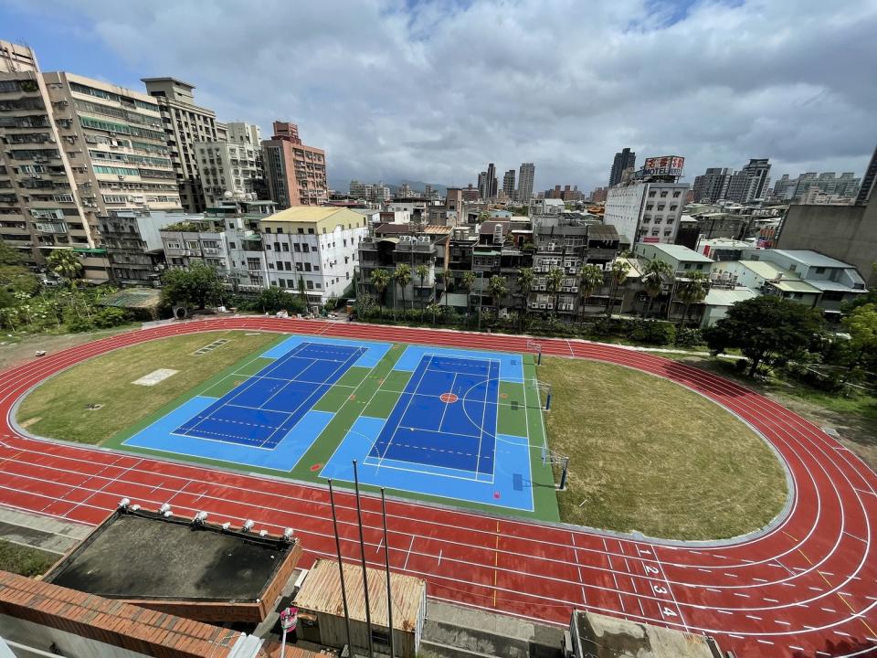 「新北市三重區正義國小透水保水工程」翻新校園操場跑道完工。   圖：新北市水利局提供