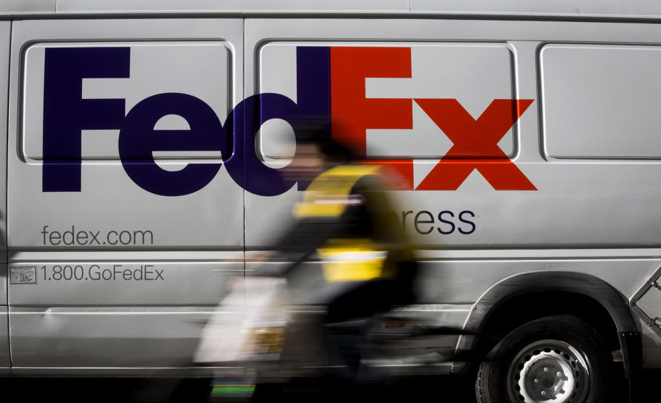 FedEx Drops as China Opens Probe Amid Escalating U.S. Spat