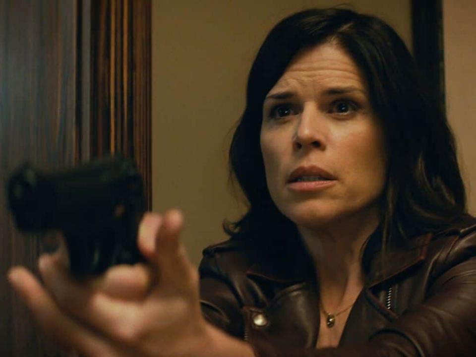 Neve Campbell holding a gun