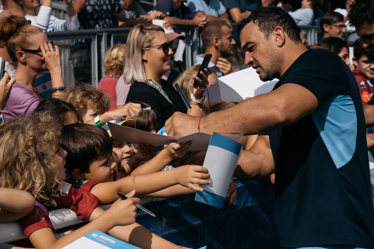 Agustín Creevy firma autógrafos a los fanáticos durante un entrenamiento abierto de los Pumas