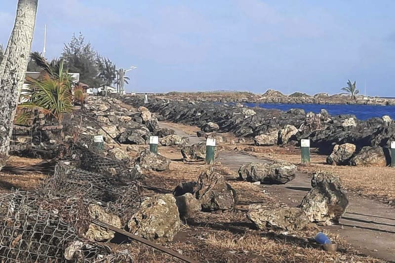 2022年1月20日，東加首都努瓜婁發經過火山噴發與海嘯蹂躪的一個區域（美聯社）