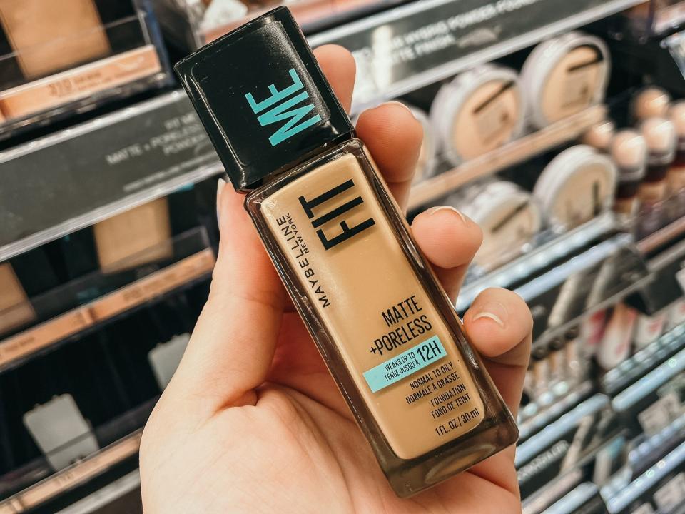 hand holding Maybelline fit me foundation