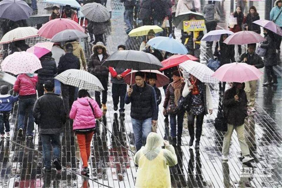 氣象局提醒，周日（21日）將有一到鋒面通過台灣，冷空氣也會伴隨而來，一直影響到下周二（23日），造成北台灣和東半部溫度下降溫轉濕冷。(資料照)