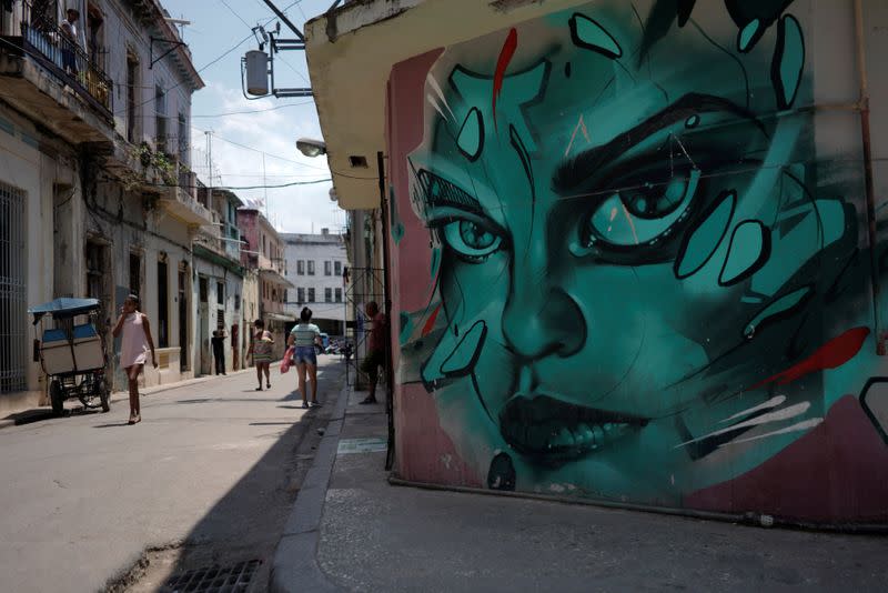 Una pintura en la calle San Isidro en La Habana, Cuba.