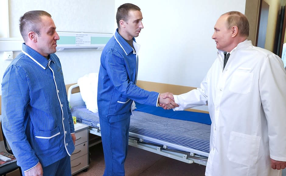 俄羅斯克里姆林宮發布消息，總統普丁（右起）前往莫斯科1家軍醫院探視傷兵，但外電報導傷兵身上看不出有傷。   圖：翻攝自俄羅斯總統官網