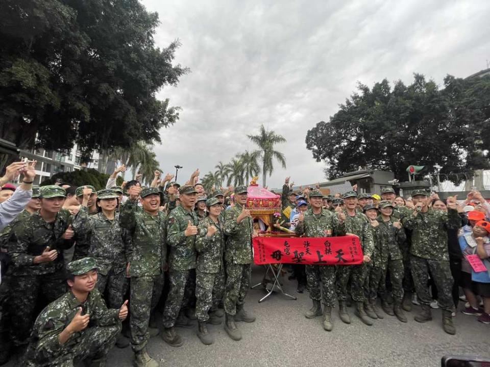 「粉紅超跑」白沙屯媽祖歷史上首次停駕在國軍營區，讓現場阿兵哥暴動合照，大喊媽祖我愛你。(圖／白沙屯拱天宮臉書)