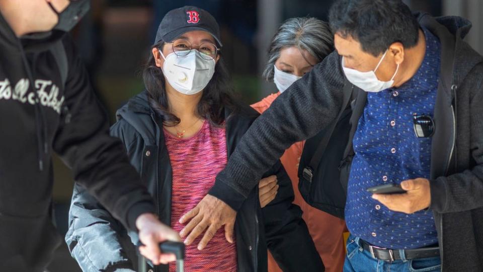 Una mujer embarazada llegando al aeropuerto internacional de Los Ángeles, EE.UU.