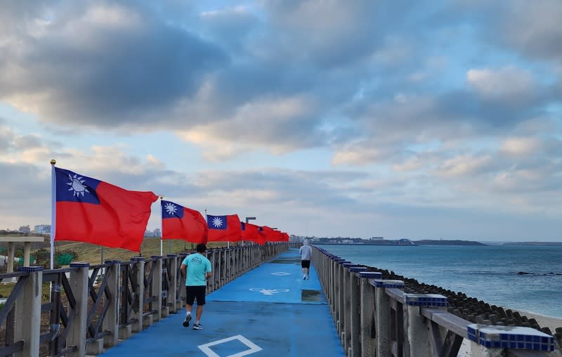 澎湖國慶升旗典禮暨慢跑活動（3） 澎湖縣政府10日上午在縣府廣場舉辦「澎湖各界慶祝 中華民國113年國慶升旗典禮暨慢跑活動」，馬公環 海步道旗海飄揚，歡慶中華民國生日。 中央社  113年10月10日 