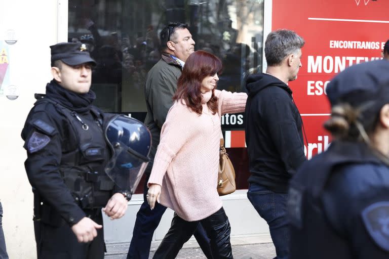 Cristina Kirchner, al día siguiente del intento de asesinato, rodeada de policías y con el jefe de su custodia, Diego Carbone