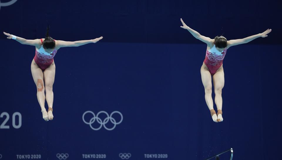 Shi Tingmao and Wang Han compete during the Women's Synchronized 3m Springboard Final at the Tokyo Aquatics Centre at the 2020 Summer Olympics, Sunday, July 25, 2021, in Tokyo, Japan. (AP Photo/Dmitri Lovetsky)