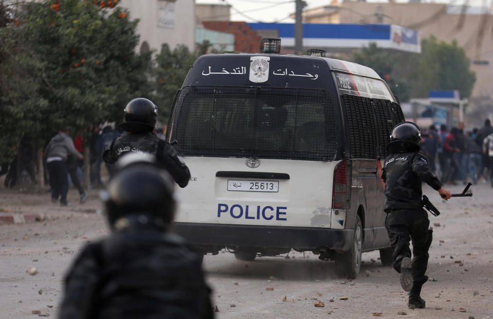 <p>Riot police clash with protesters during demonstrations against rising prices and tax increases, in Tebourba, Tunisia, Jan. 9, 2018. (Photo: Zoubeir Souissi/Reuters) </p>