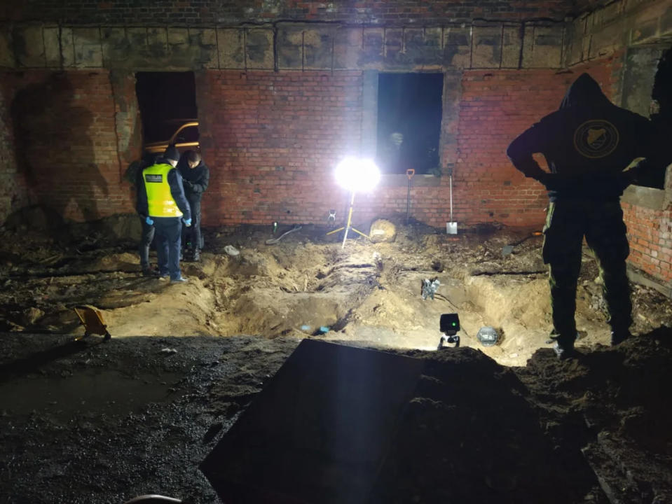 El sitio de excavación está fuera de una casa dentro de la Guarida del Lobo. Crédito: Fundación Latebra Polonia.
