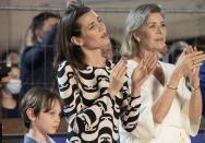 <p>Il n’avait fait jusqu’alors que de rares apparitions publiques à la fenêtre du palais princier de Monaco. Samedi 3 juillet, Raphaël Elmaleh a éclipsé tous les regards en accompagnant sa mère Charlotte Casiraghi et sa grand-mère, la princesse Caroline de Monaco, lors d’un prestigieux évènement sur le Rocher : la 15ème édition du Jumping International de Monte-Carlo. Une compétition que n’aurait raté sous aucun prétexte l’épouse de Dimitri Rassam, passionnée d’équitation et cavalière de haut niveau durant son adolescence. Et alors qu’elle a toujours mis un point d’honneur à le préserver des mondanités, l’ambassadrice Chanel a multiplié les gestes d’affection envers son fils de sept ans – fruit de ses amours passées avec Gad Elmaleh – devant les photographes. Non sans déplaire aux fans de la principauté. Visage angélique et regard azur, le discret garçonnet a bien grandi, habillé pour l’occasion d’un adorable costume. Lire aussi : Mariage royal : Charlotte Casiraghi et Dimitri Rassam, le culte de la discrétion Charlotte Casiraghi, la discrète Érigée parmi les têtes couronnées les plus médiatisées de la principauté et ce, malgré sa volonté de préserver son intimité, Charlotte Casiraghi a attiré tous les regards en partageant sa vie avec Gad Elmaleh en 2012. Pourtant, malgré une popularité certaine, la jeune femme n’a pas souhaité exposer leur relation et c’est dans la plus stricte intimité qu’elle a donné naissance à leur fils Raphaël, en décembre 2013. Une discrétion d’autant plus remarquée deux ans plus tard, lorsque le couple a choisi de mettre un terme à sa relation, puisqu’aucune des deux personnalités n’a fait de déclaration publique sur le sujet. « Personne d’autre que moi ne peut raconter qu’il a été avec la petite-fille de Grace de Monaco », glissera simplement Gad Elmaleh en février dernier, au cours d’une interview accordée à « Paris Match ». Avant de poursuivre au sujet de son fils Raphaël, véritable cosmopolite : « Il monte à cheval comme sa mère et fait le show comme son père. »</p> 