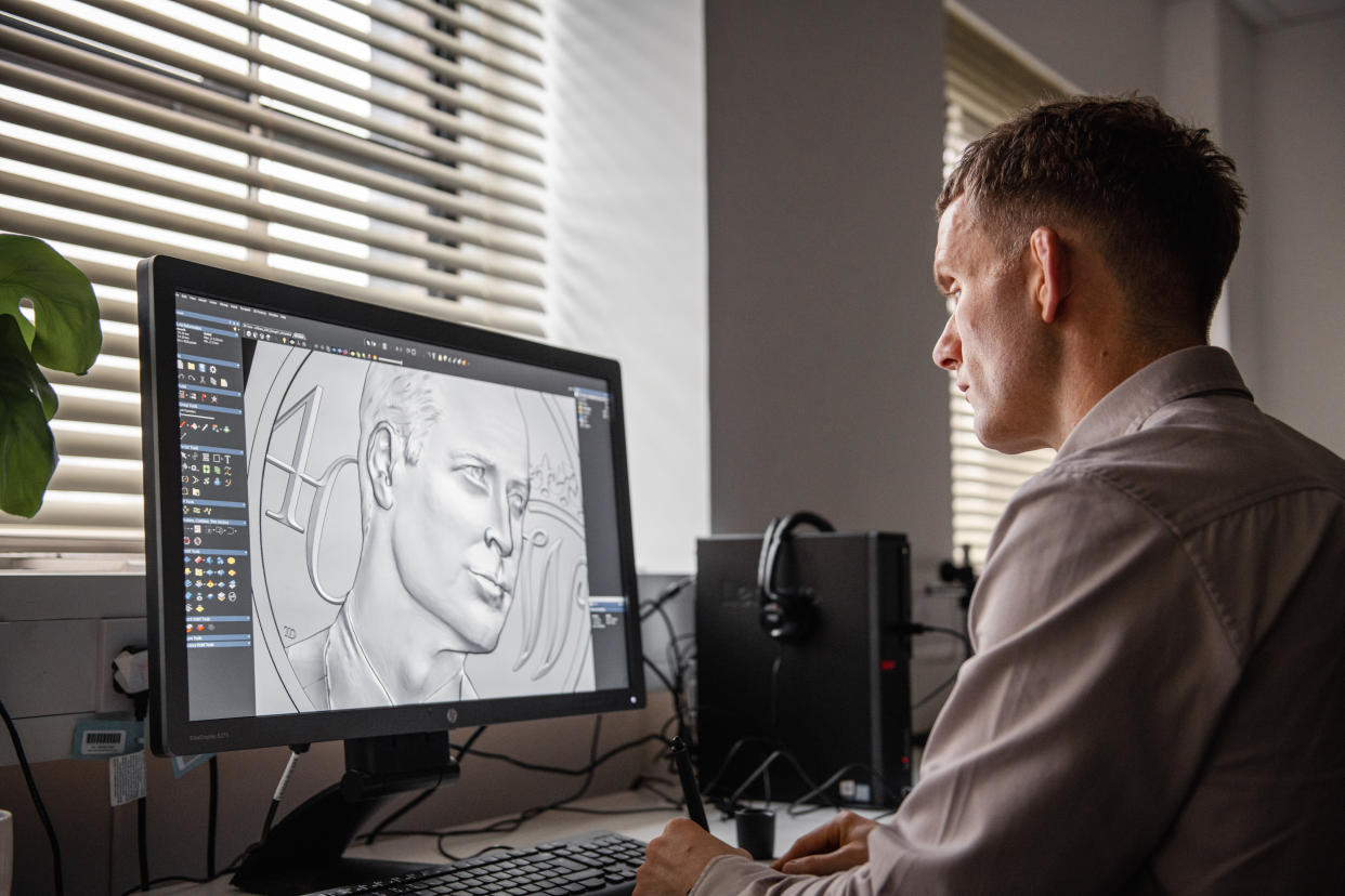 Thomas Docherty designing the 40th birthday coin (Royal Mint/PA)