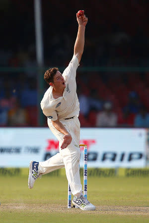 Cricket - India v New Zealand - First Test cricket match - Green Park Stadium, Kanpur, India - 22/09/2016. New Zealand's Mitchell Santner bowls. REUTERS/Danish Siddiqui