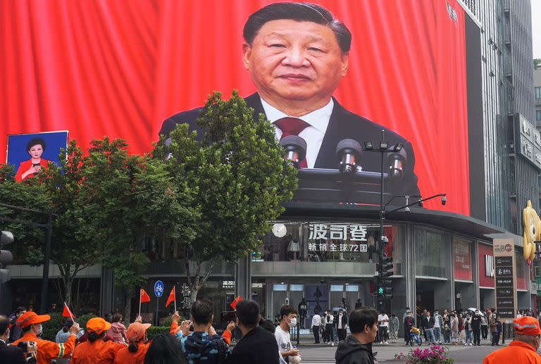 Una imagen callejera de Xi Jinping durante la apértura del congreso del Partido Comunista