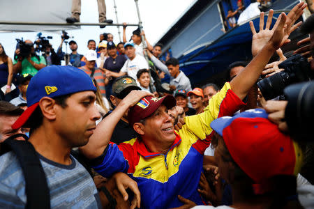 Venezuelan presidential candidate Henri Falcon of the Avanzada Progresista party, greets supporters during his closing campaign rally in Barquisimeto, Venezuela May 17, 2018. REUTERS/Marco Bello