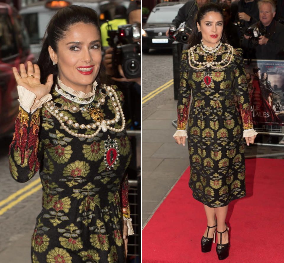 Eine wahre Fashion-Horrorwoche hat Schauspielerin Salma Hayek hinter sich: Auf dem „Märchen der Märchen“-Event im London sah sie in ihrem hochgeschlossenen, unvorteilhaften Brokatkleid von Gucci aus wie ihre eigene Großmutter – wobei die ultrahohen Plateau-Heels (ebenfalls Gucci) leise an Lady Gaga erinnerten. Einen Tag später folgte dann auch schon … (1. Juni 2016, Bilder: WENN)