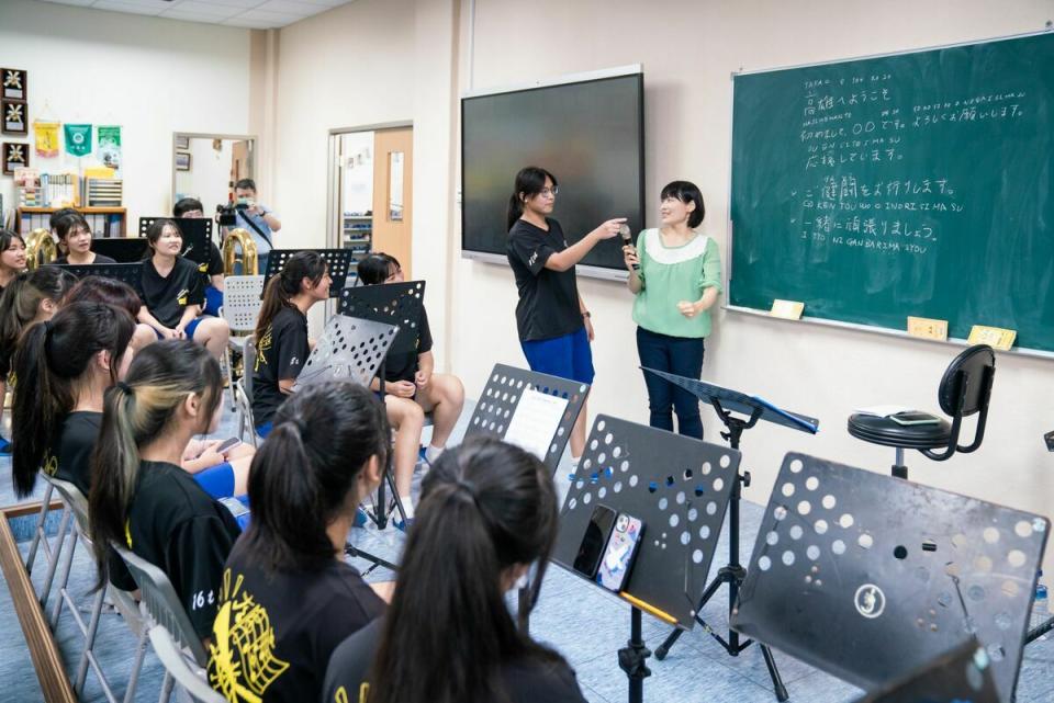 高雄高商學生學習日語準備迎接「翡翠騎士」。   圖：高雄市行國處提供