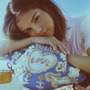 <p>In wenigen Tagen erscheint Selena Gomez‘ neue Single „Fetish“, als neues Model für das Label Coach hat sie ein Fotoshooting nach dem nächsten, und nebenbei muss sie noch die harte Kritik an der von ihr produzierten Serie „Tote Mädchen lügen nicht“ einstecken Anzusehen ist der 24-Jährigen von all dem Stress nichts: Selbst völlig ungeschminkt sieht die süße Selena so frisch aus wie das blühende Leben. (Bild: Instagram/selenagomez)</p>