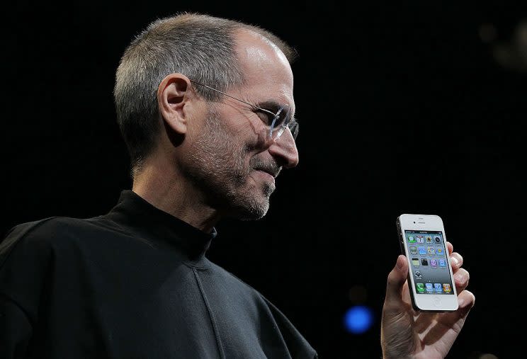 Nel 2004, in una caffetteria, Jobs osservò che molte persone stavano usando il cellulare ma non sembravano contente e vide un’opportunità. (Credits - Getty Images)