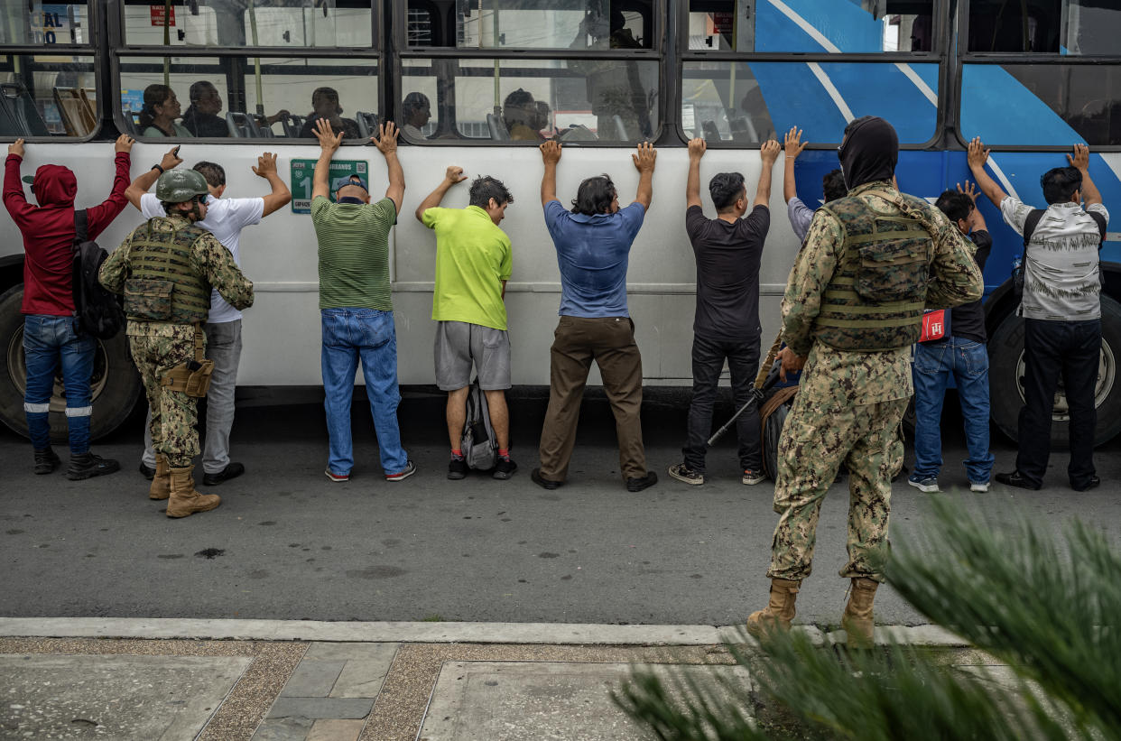 El nuevo presidente de Ecuador ha desplegado al ejército para quitarle el poder a las bandas en ciudades como Guayaquil, vista aquí el mes pasado. (Federico Rios/The New York Times)