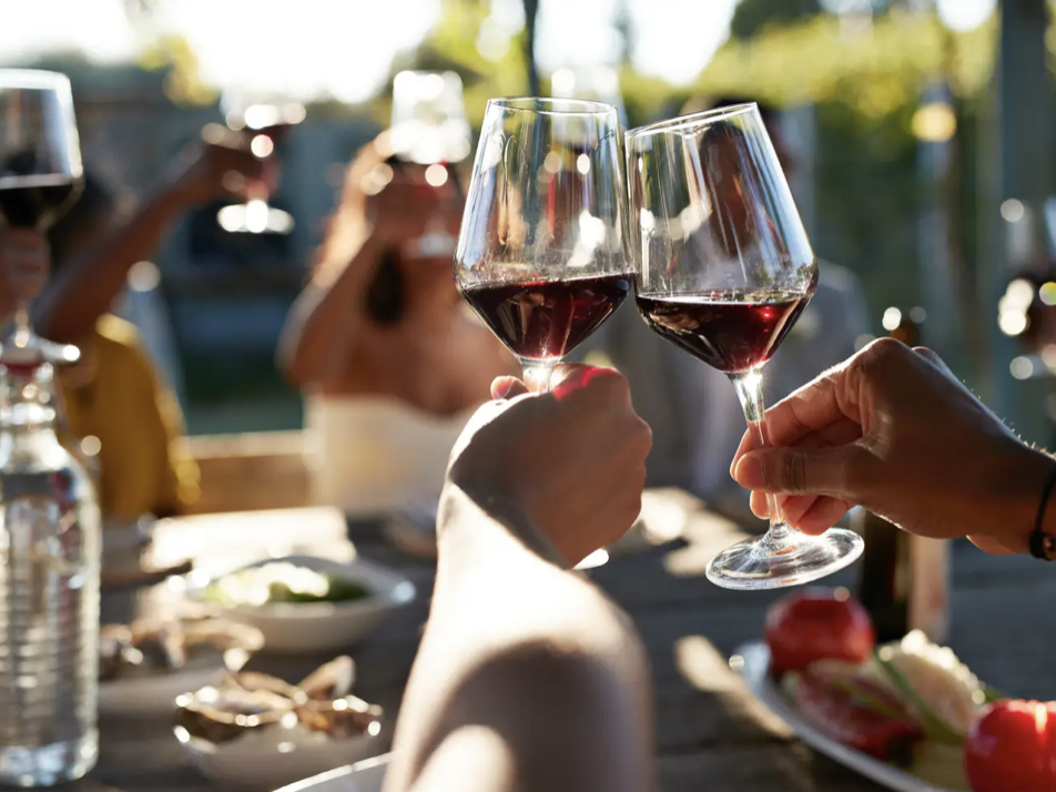 Während die Erkenntnisse über mäßigen Alkoholkonsum gemischt sind, empfehlen Buettner und sein Team, Cannonau- oder Rotwein zu trinken, um länger zu leben. - Copyright: Klaus Vedfelt/Getty Images