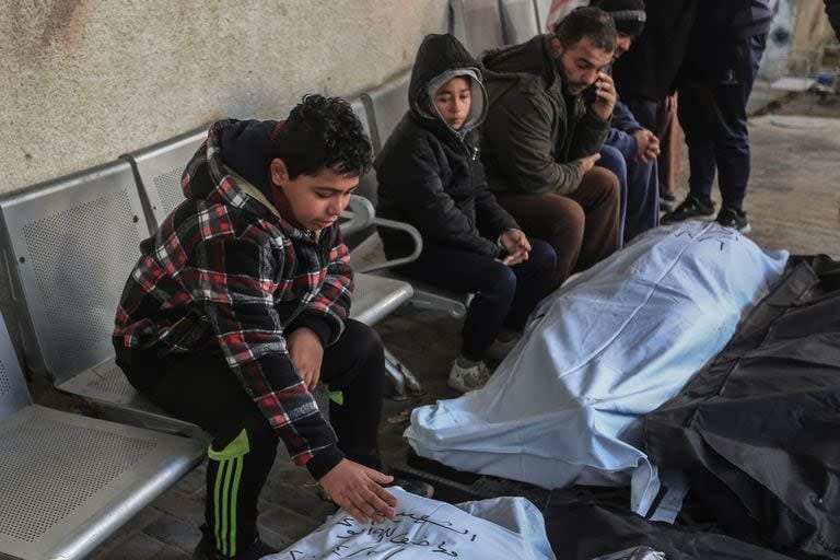 Un niño palestino en el Hospital al-Najjar hospital, despide los restos de un familiar muerto en los ataques israelíes. Photo: Mohammed Talatene/dpa