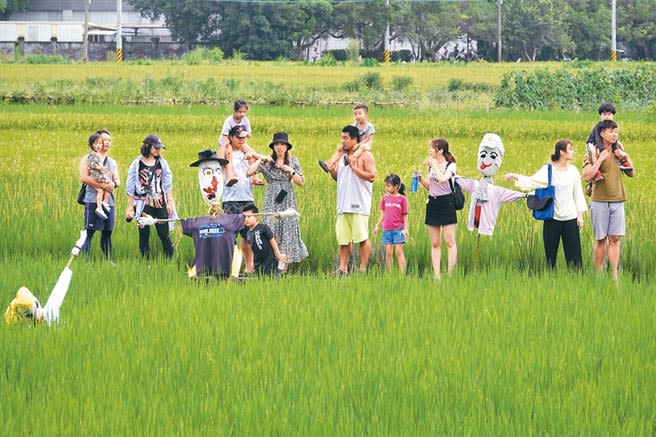 隨著解封，周末假日國內旅遊已逐漸回溫。「慢島生活」教室13日在宜蘭員山鄉舉辦的稻草人節活動，吸引許多家庭共同參與。（黃子明攝）